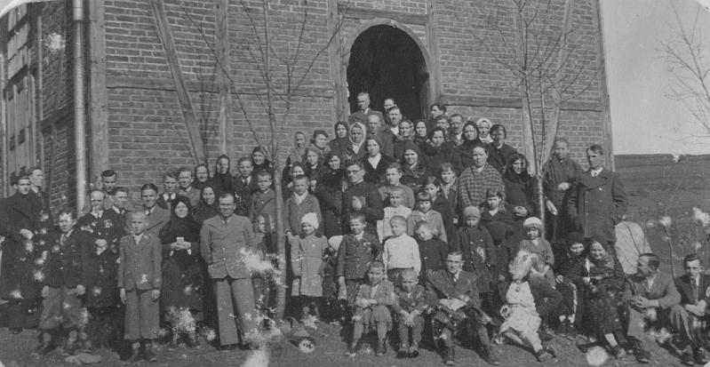 parafia polskokatolicka 1_05.jpg - Rok 1939. Ks. Roman Jasiński z grupą wiernych przed kościołem